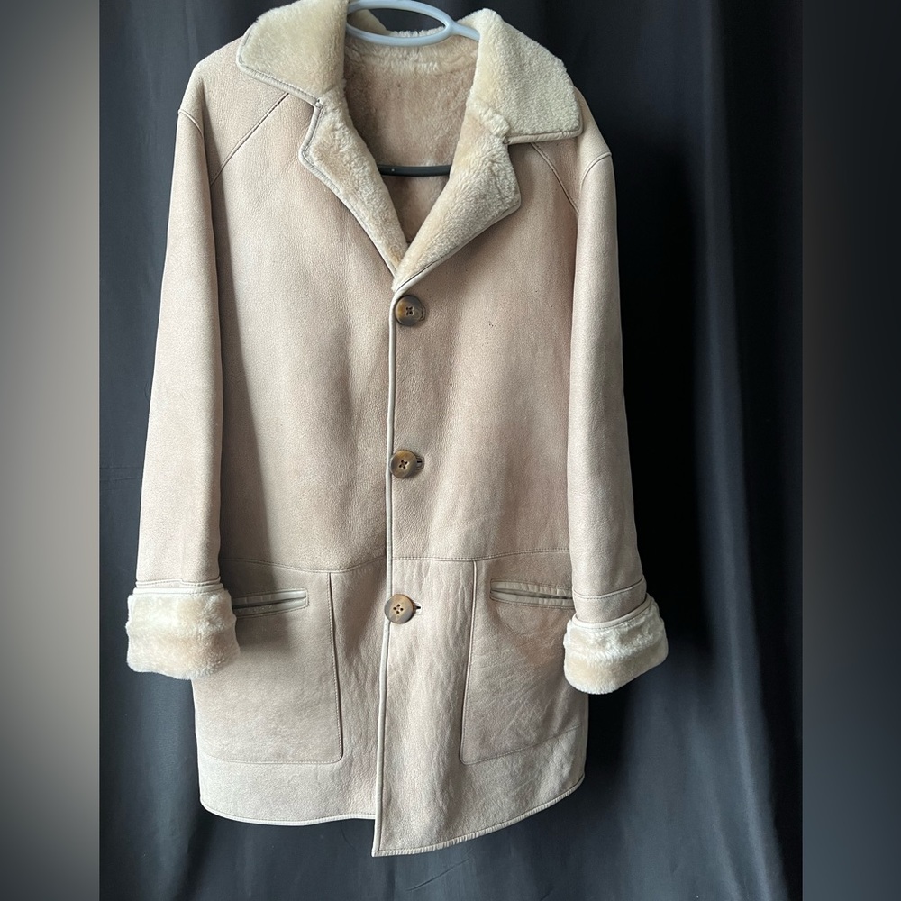 Vintage sheepskin suede leather Mens coat. Size L. Beige color.